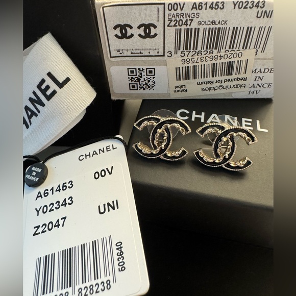 CHANEL CC Stud Earrings
Z2047 Gold/Black - Picture 5 of 9